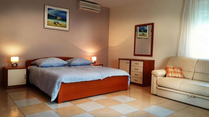 Image No.20-7 Bed Property for sale