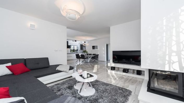 Image No.10-3 Bed Property for sale