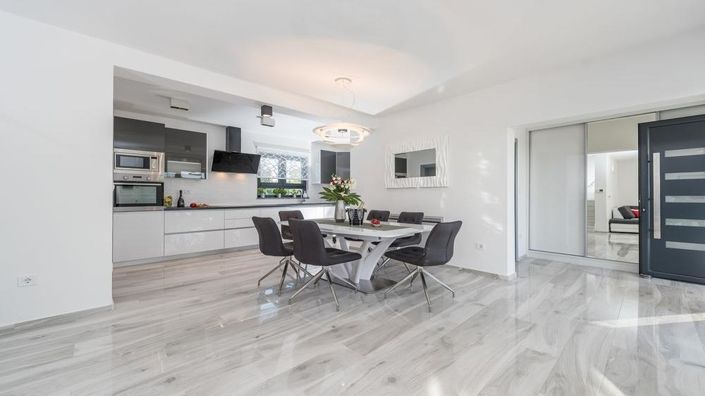 Image No.8-3 Bed Property for sale