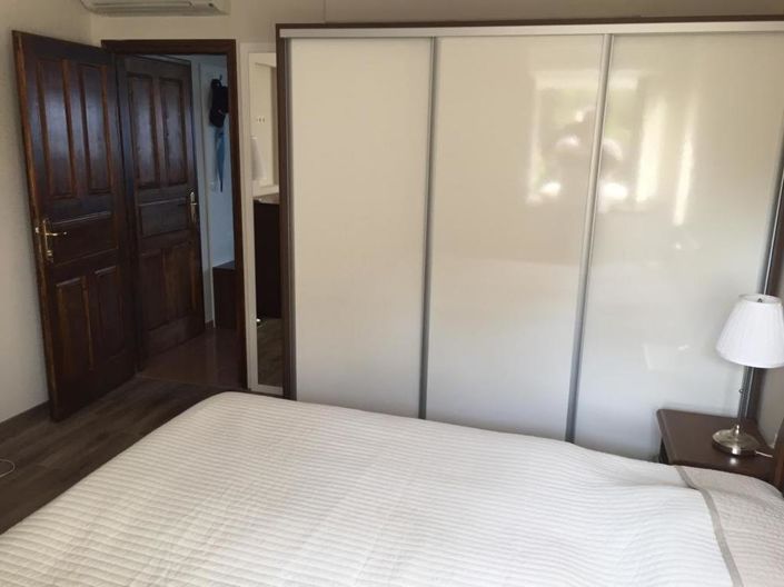 Image No.12-8 Bed Property for sale