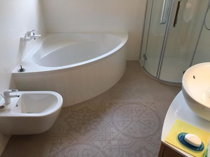 Image No.16-8 Bed Property for sale