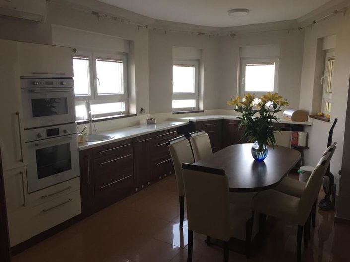 Image No.7-8 Bed Property for sale