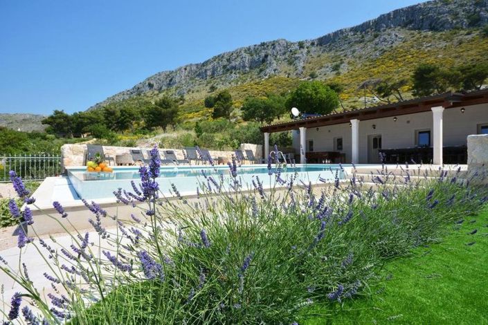 Image No.12-8 Bed Property for sale