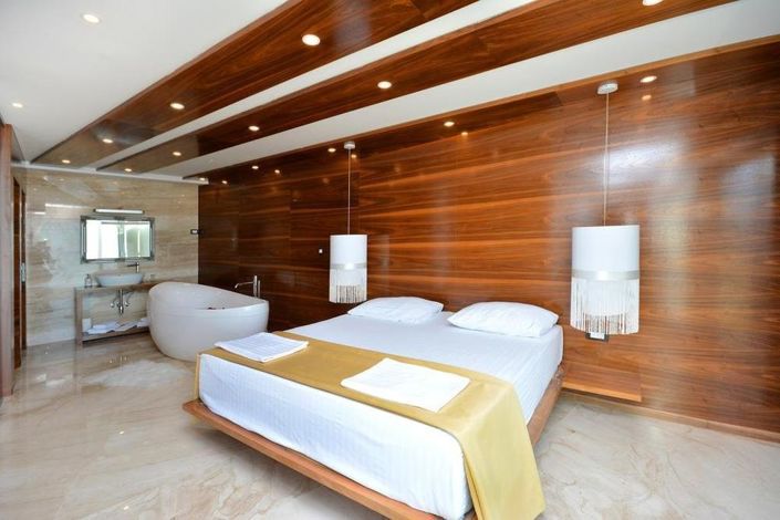 Image No.15-8 Bed Property for sale