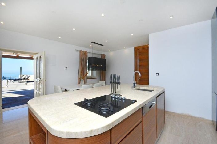 Image No.16-8 Bed Property for sale