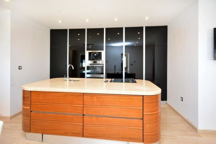 Image No.17-8 Bed Property for sale