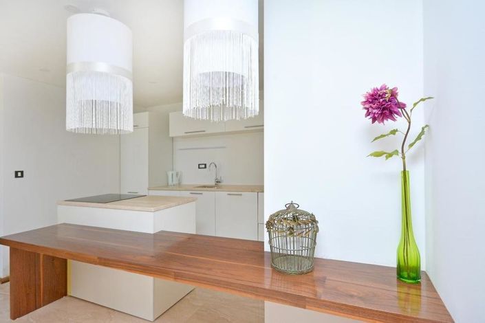 Image No.20-8 Bed Property for sale