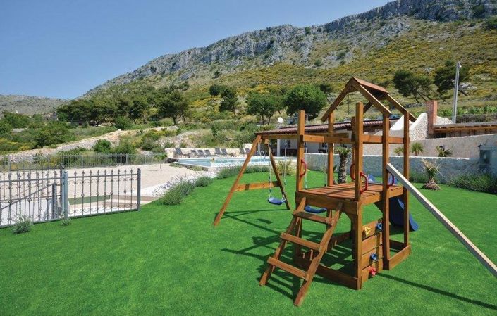 Image No.7-8 Bed Property for sale