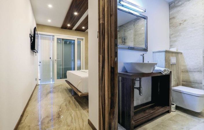 Image No.9-8 Bed Property for sale