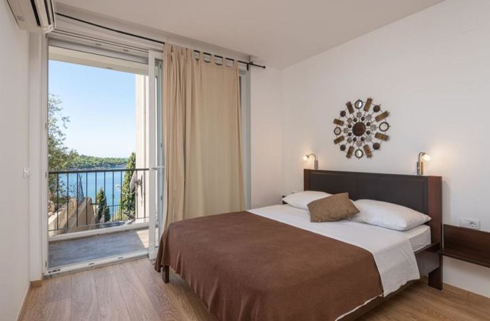 Image No.24-11 Bed Property for sale