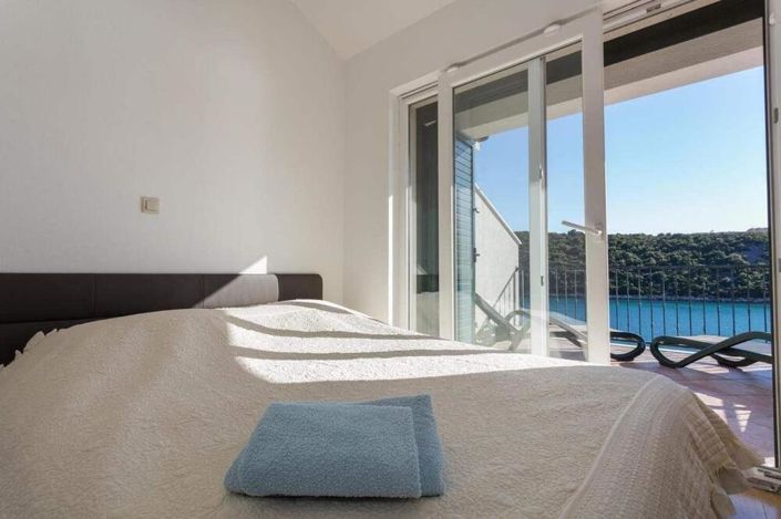 Image No.16-13 Bed Property for sale