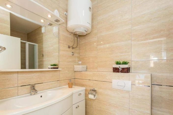 Image No.20-13 Bed Property for sale