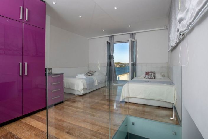 Image No.14-5 Bed Property for sale