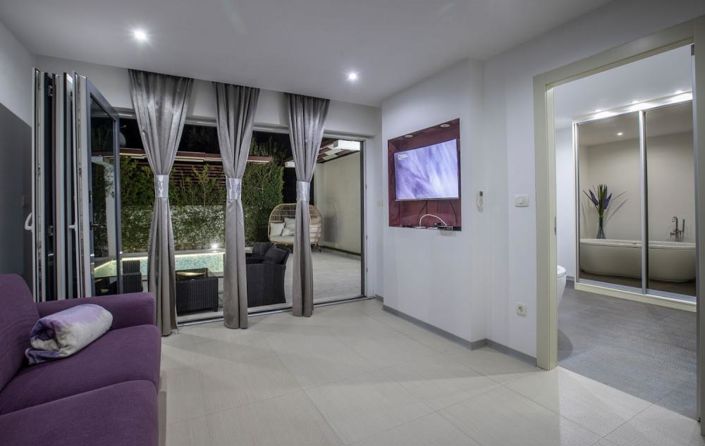 Image No.5-5 Bed Property for sale