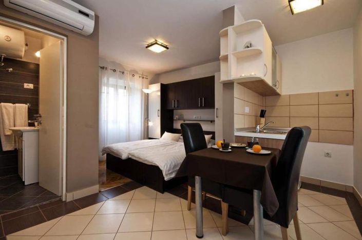 Image No.10-6 Bed Property for sale