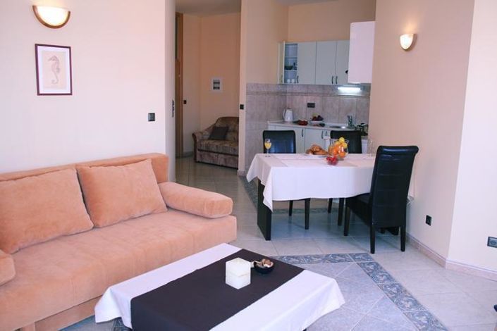 Image No.15-8 Bed Property for sale