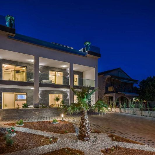 Image No.4-5 Bed Property for sale