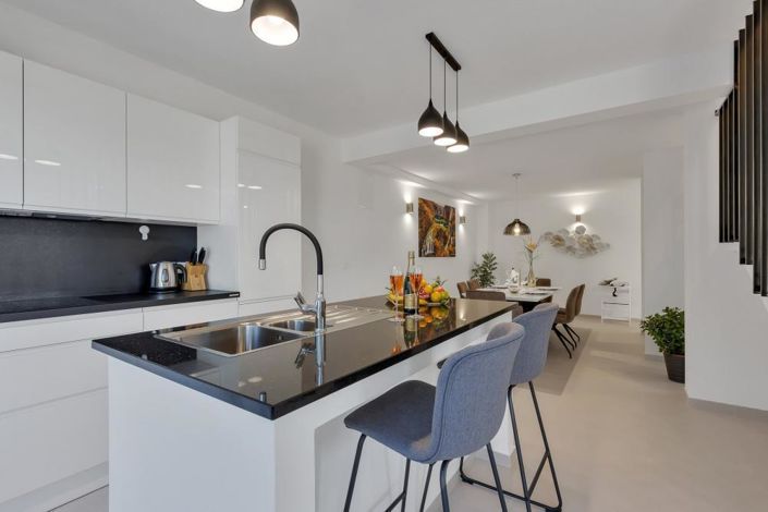 Image No.10-5 Bed Property for sale