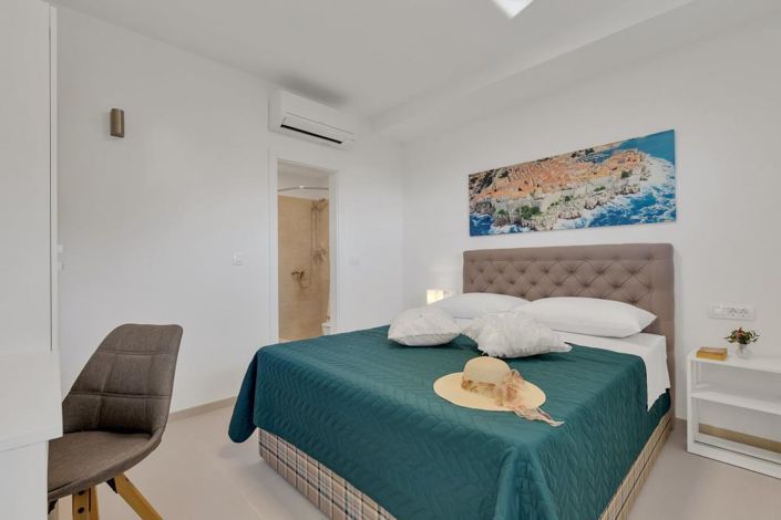 Image No.12-5 Bed Property for sale