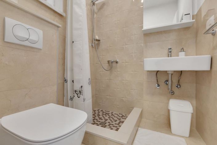 Image No.8-5 Bed Property for sale