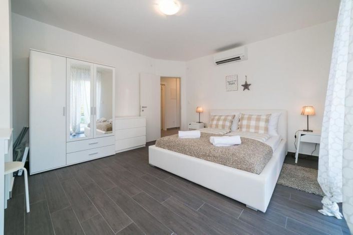 Image No.11-4 Bed Property for sale