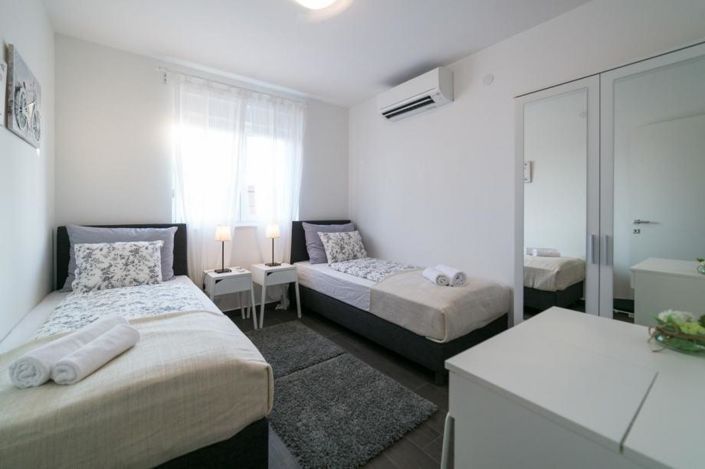 Image No.12-4 Bed Property for sale