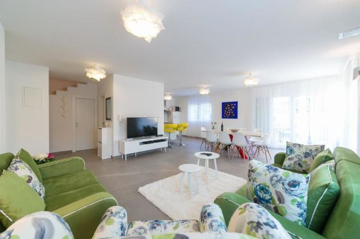 Image No.5-4 Bed Property for sale