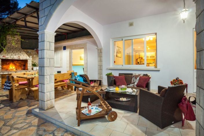 Image No.16-7 Bed Property for sale