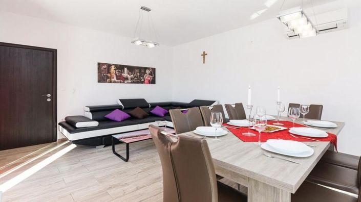 Image No.10-4 Bed Property for sale