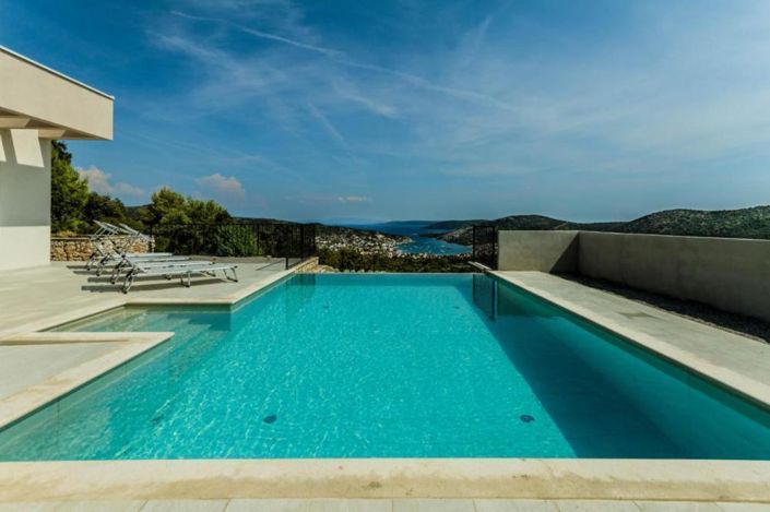 Image No.1-4 Bed Property for sale