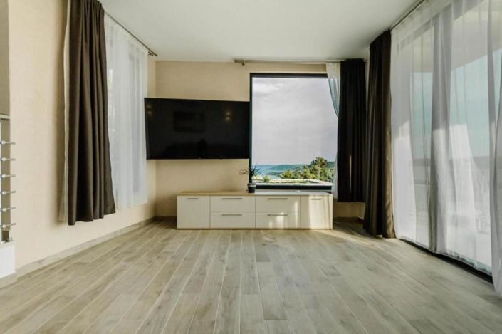 Image No.11-4 Bed Property for sale