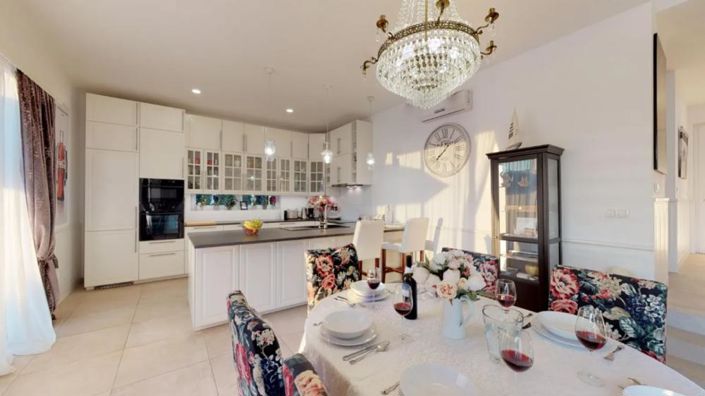 Image No.10-3 Bed Property for sale