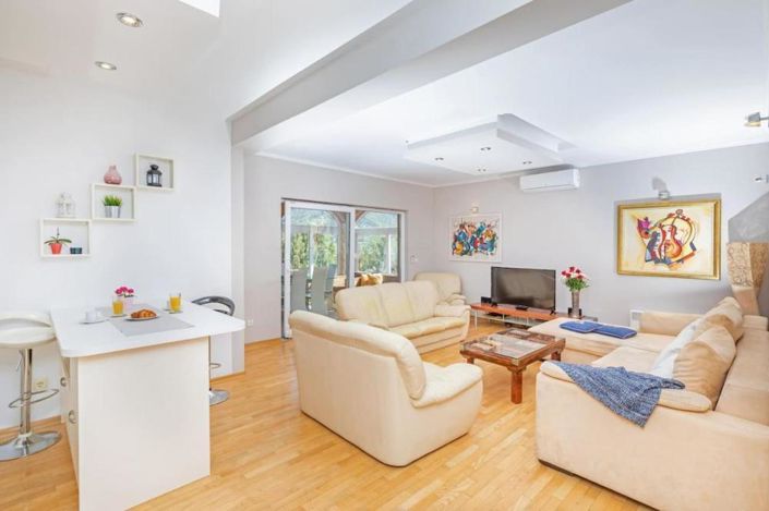 Image No.15-10 Bed Property for sale