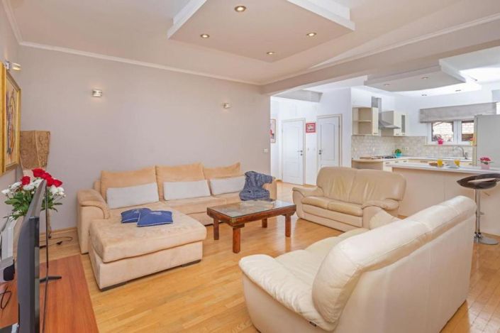 Image No.17-10 Bed Property for sale