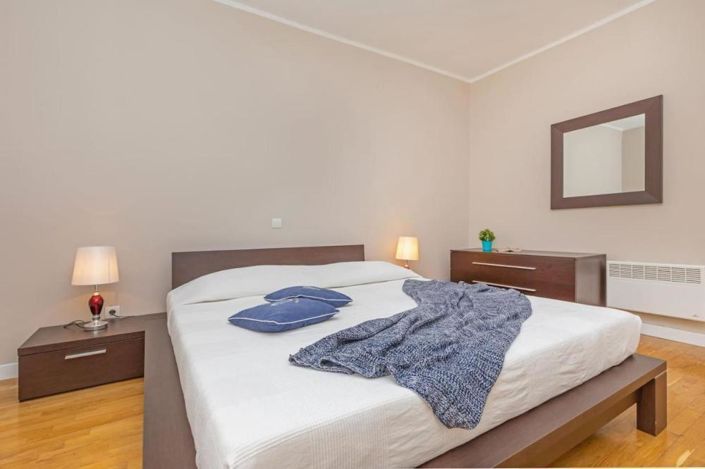 Image No.20-10 Bed Property for sale