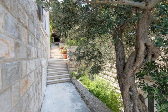 Image No.8-10 Bed Property for sale