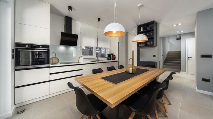 Image No.12-4 Bed Property for sale