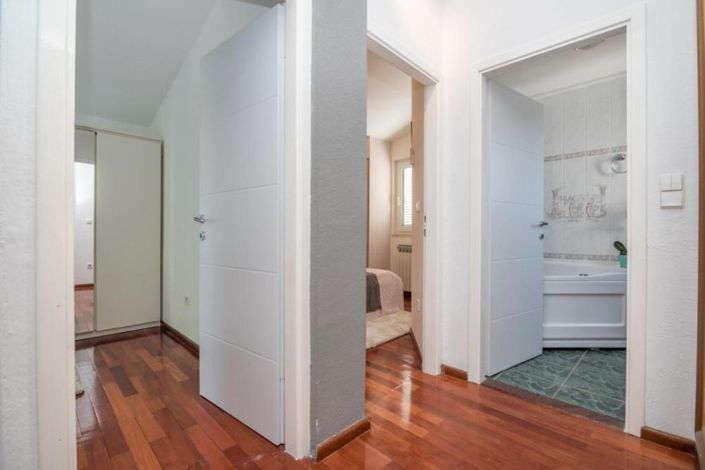 Image No.24-5 Bed Property for sale