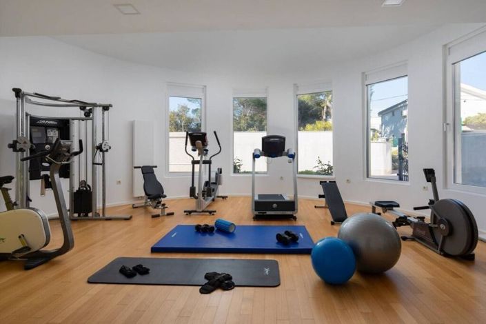 Image No.20-7 Bed Property for sale