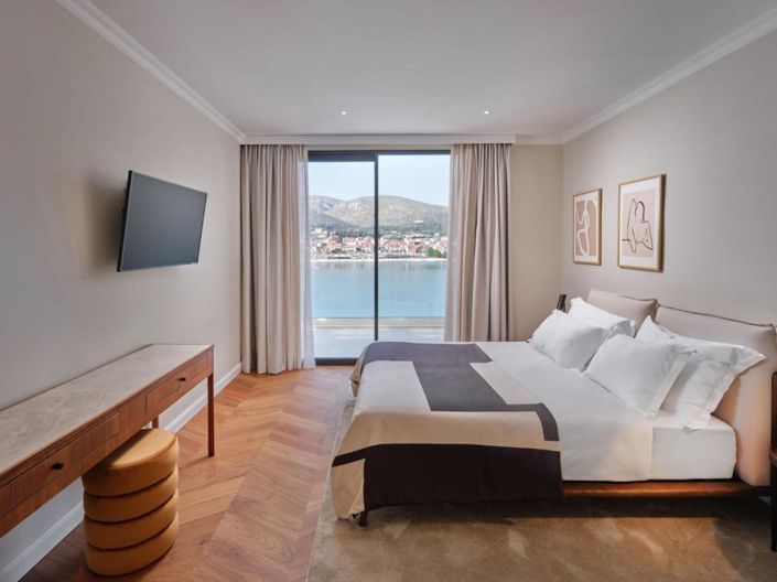 Image No.24-5 Bed Property for sale