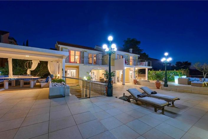 Image No.1-5 Bed Property for sale