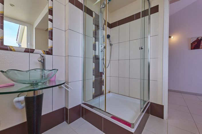 Image No.11-5 Bed Property for sale