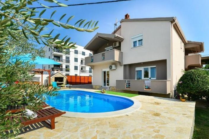 Image No.1-5 Bed Property for sale