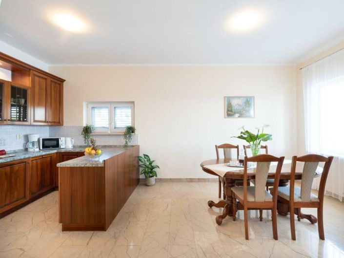 Image No.19-4 Bed Property for sale