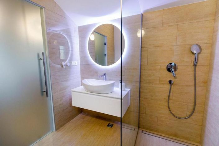 Image No.17-7 Bed Property for sale