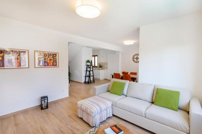 Image No.23-7 Bed Property for sale