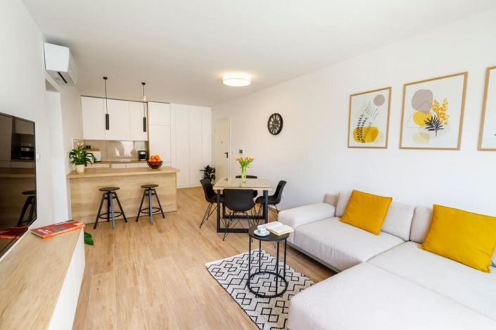 Image No.24-7 Bed Property for sale