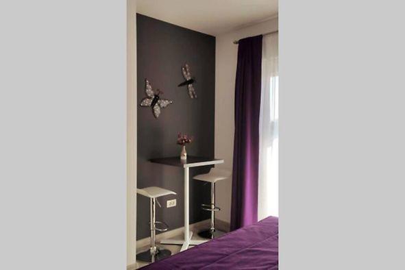 Image No.10-8 Bed Property for sale