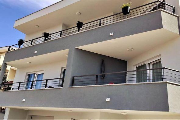 Image No.17-8 Bed Property for sale