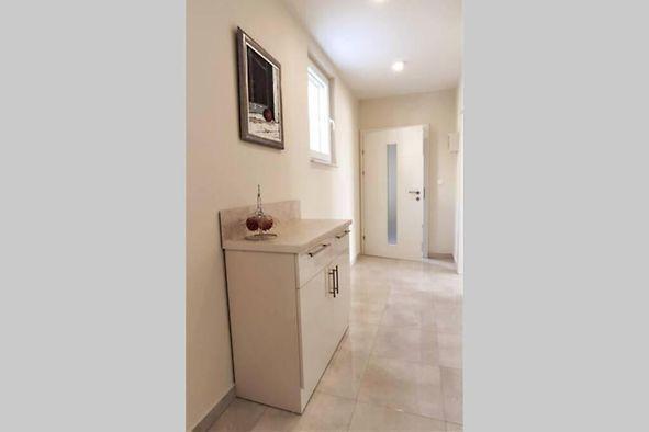 Image No.20-8 Bed Property for sale